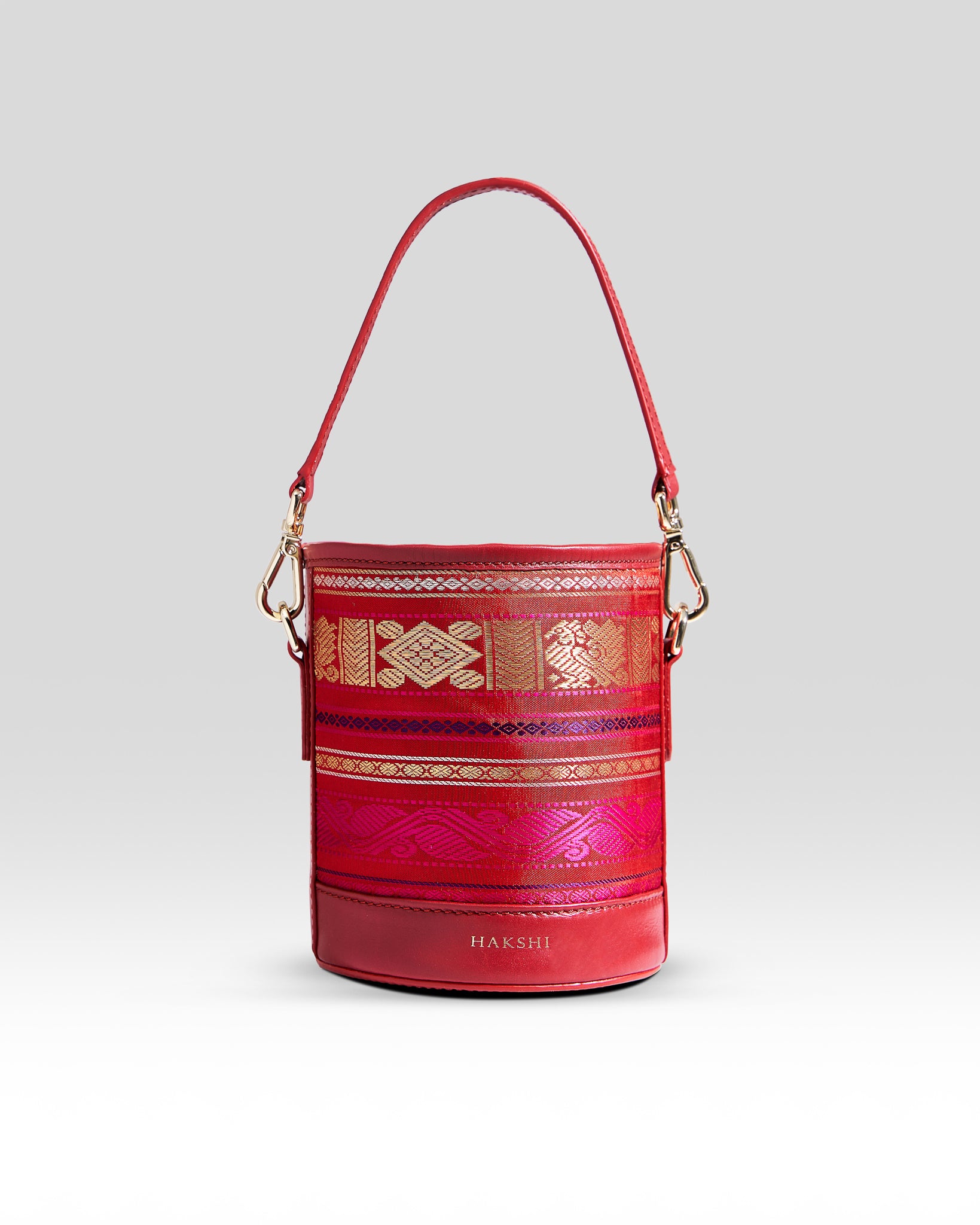 This sophisticated Adhya Bucket Bag features exquisite pure zari varisaipettu Kanchipuram silk, crafted with vintage heirloom design